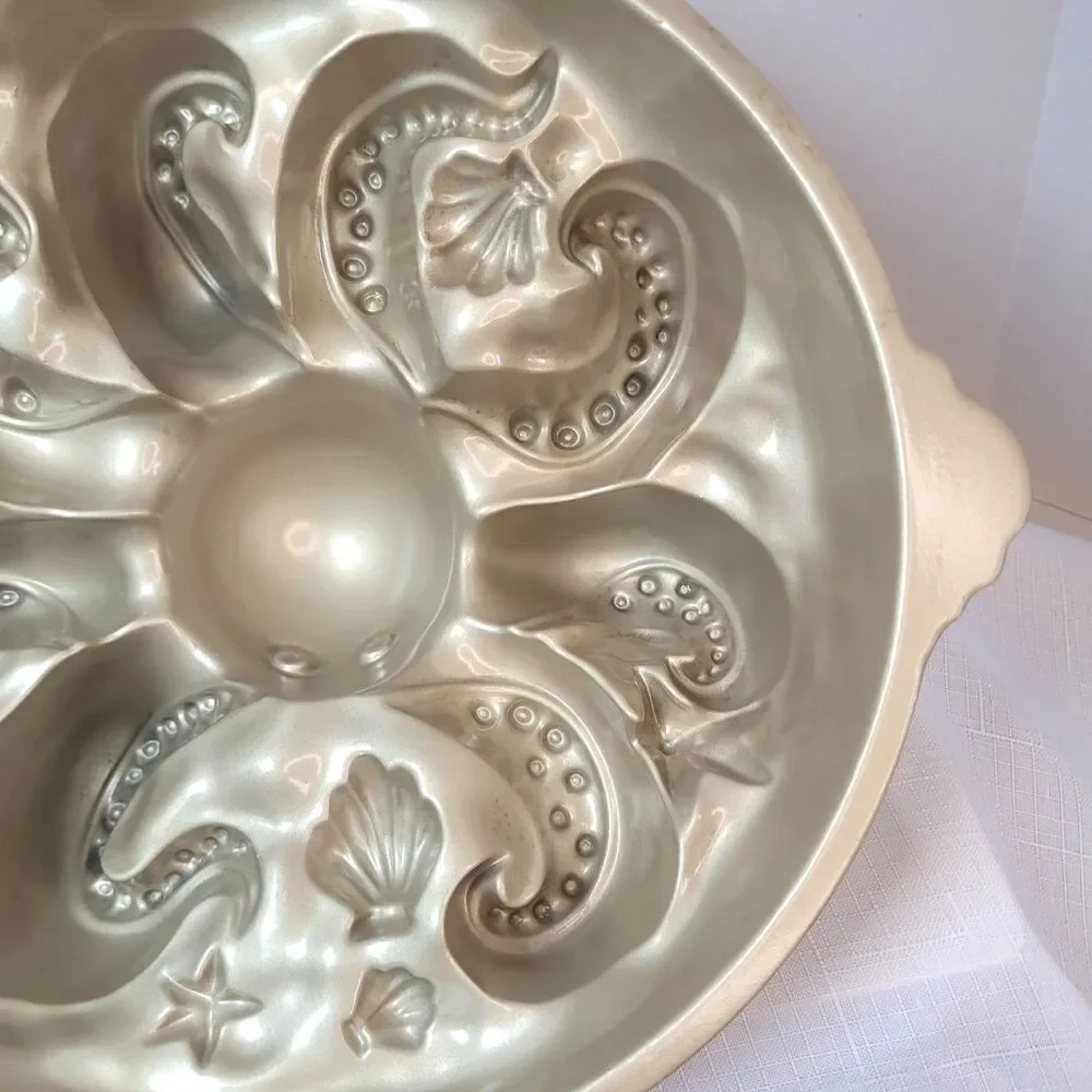 Nordic Ware USA Octopus Beach 10 Cup Cast Aluminum Ocean Baking Cake Pan Bundt